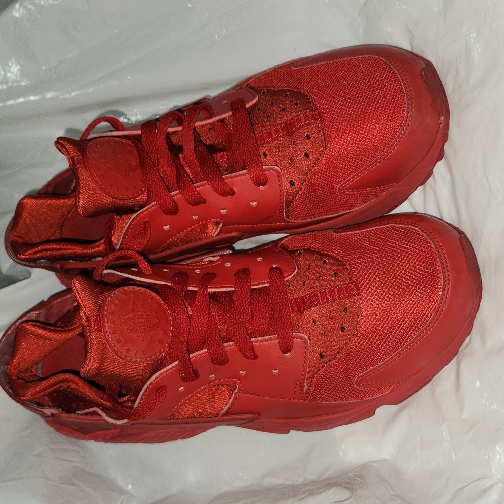 Gently used Nike Air Huarache Size 11